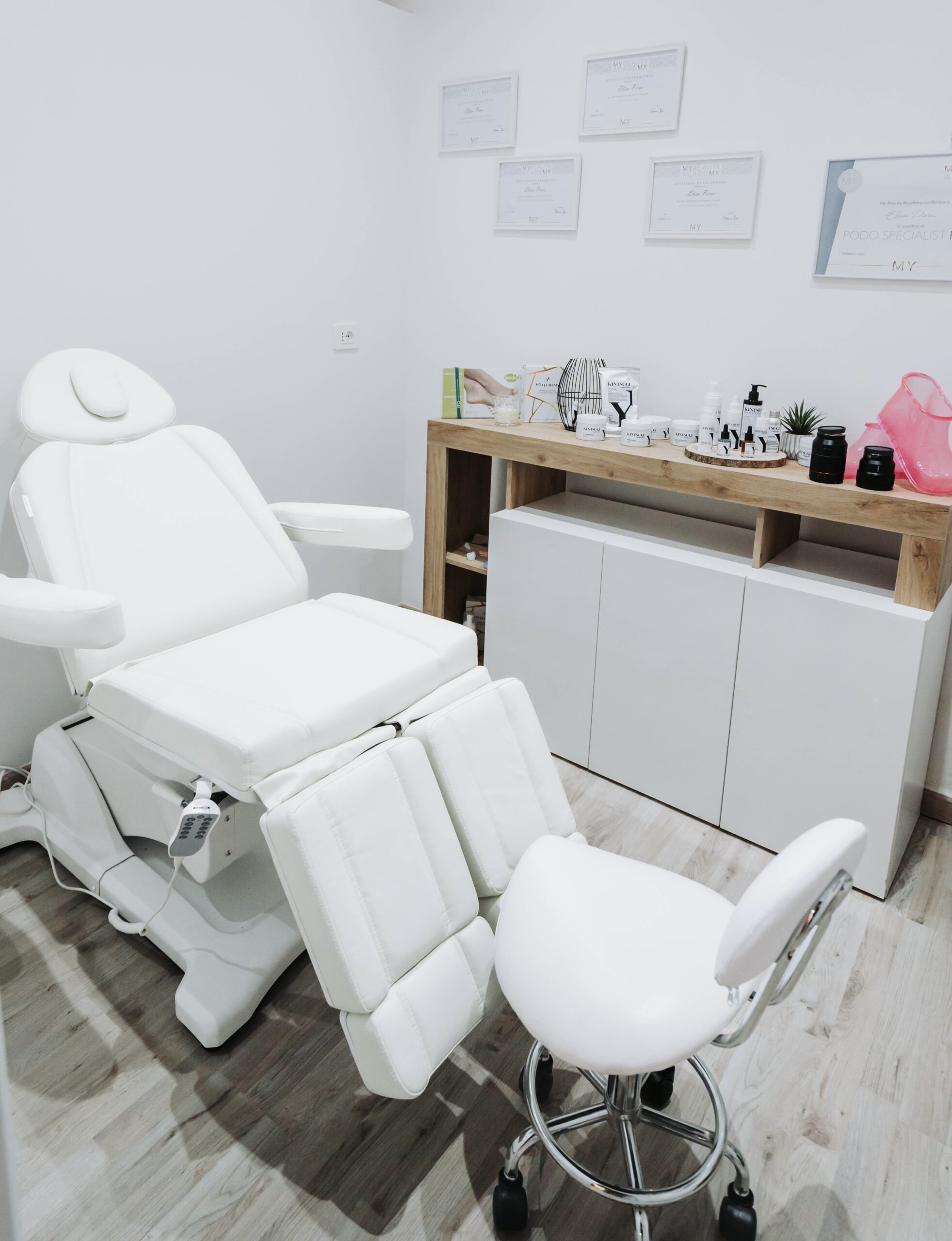 Cabina di trattamento con poltrona e prodotti per la cura dei piedi
